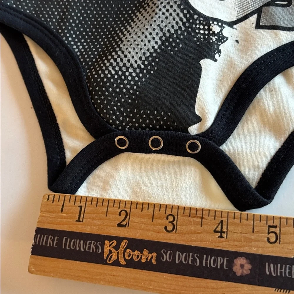 RAIDERS ONESIE 12M NEW Raiders Infant Bodysuit - Black and Cream 12 Months NWT